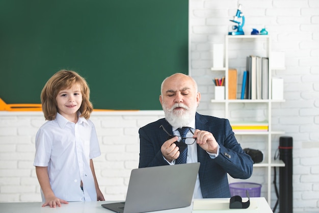 De volta ao professor da escola e à educação infantil e ao conceito de aprendizagem, estudante na sala de aula, velho professor a