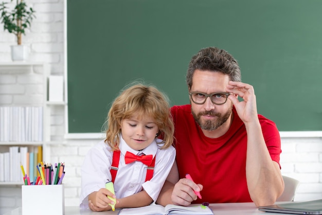 De volta ao professor da escola e criança aprendendo na sala de aula da escola