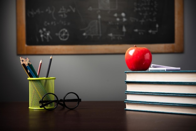 Foto de volta ao tema da escola usando material escolar e quadro-negro