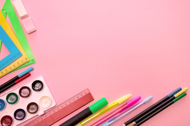 De volta aos acessórios de papelaria escolar conceito de escola em fundo rosa com espaço de cópia