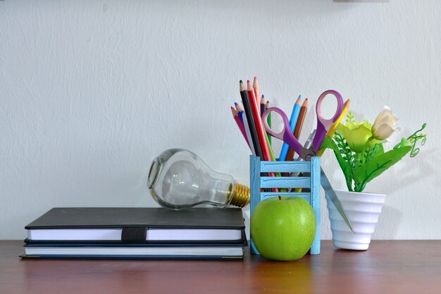 De volta aos conceitos da escola na mesa de madeira