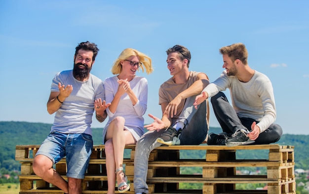 De volta às nossas raízes grupo de pessoas em roupas casuais melhores amigos grupo de férias de verão de quatro pessoas ótimo para o dia de folga diversos jovens conversando juntos homens felizes e garotas relaxam