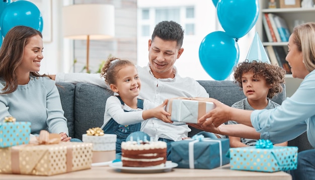 De vovó com amor. Foto de uma família feliz comemorando um aniversário em casa.