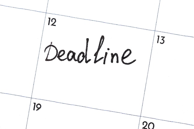 "Deadline" ist der Text, der mit einem schwarzen Marker auf den Kalender geschrieben wird.