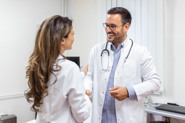 Deal konzept der zusammenarbeit in der medizin foto des händedrucks zweier ärzte im krankenhaus