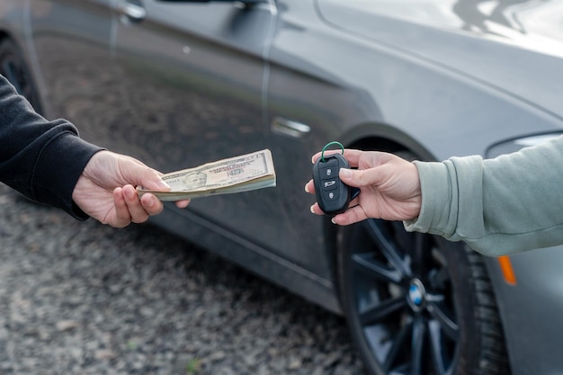 Deal zum Kauf oder Mieten von Autokonzepten Tauschen Sie Dollar und Autoschlüssel aus