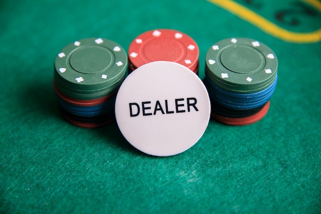 Dealer com fichas de pôquer