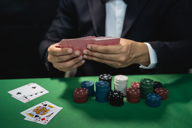 Dealer mischt Pokerkarten in einem Casino