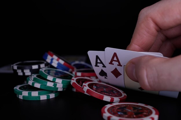 Foto dealer ou croupier mistura cartas de pôquer em um cassino no fundo de uma mesa de fichas grande vitória