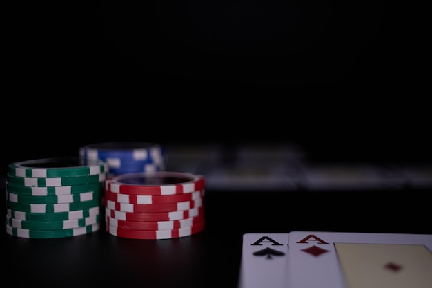 Foto dealer ou croupier mistura cartas de pôquer em um cassino no fundo de uma mesa de fichas grande vitória