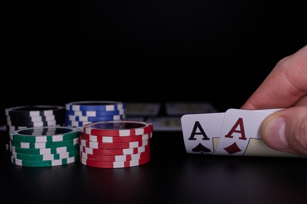 Foto dealer ou croupier mistura cartas de pôquer em um cassino no fundo de uma mesa de fichas grande vitória