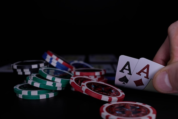 Foto dealer ou croupier mistura cartas de pôquer em um cassino no fundo de uma mesa de fichas grande vitória