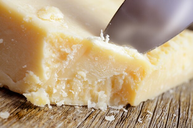 deatail de pedaço de queijo parmesão