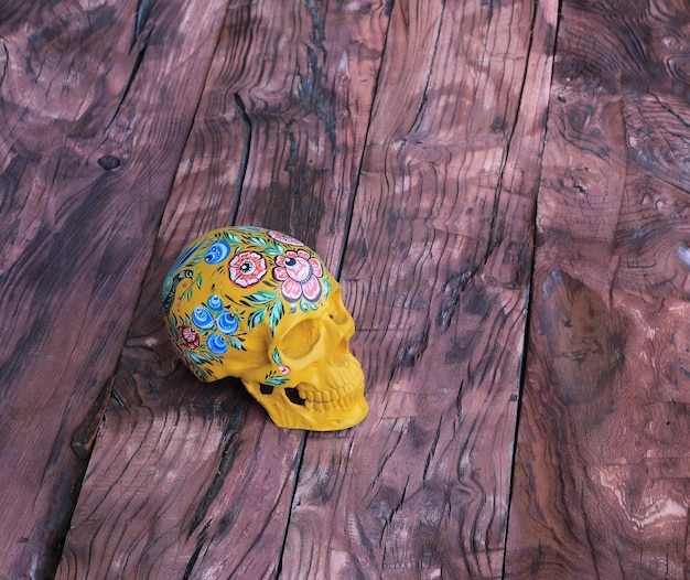 Death Day mexikanischer Schädel auf hölzernem Hintergrund