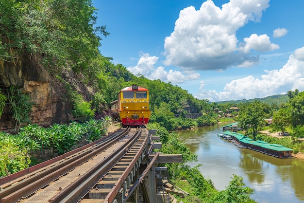 Death Railway ThailandDeath Railway mit Zug Berühmter Ort in Kanchanaburi Thailand