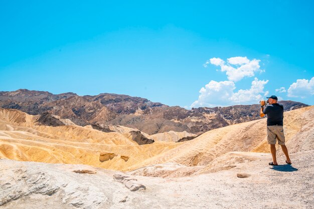 Death Valley, California Estados Unidos. Un fotógrafo fotografiando en el hermoso Zabriskre Point