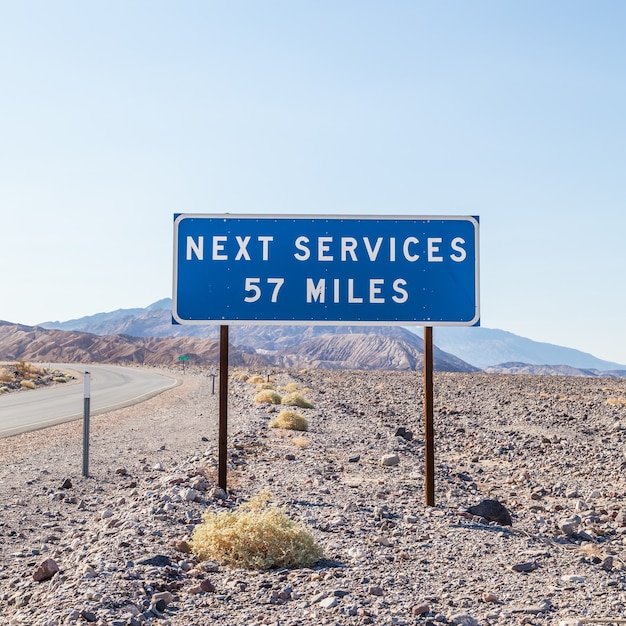 Foto death valley, estados unidos. next service streetight útil para el concepto de viaje