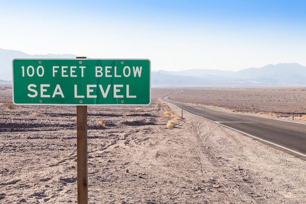 Death Valley, Estados Unidos. Vista de la carretera en medio del desierto.