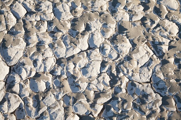 Death Valley, Kalifornien. Detail der Salzrückstände in der Wüste.