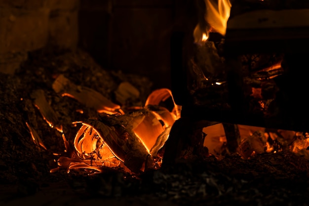 Deatil der brennenden Glut am Kamin, HDR-Aufnahme