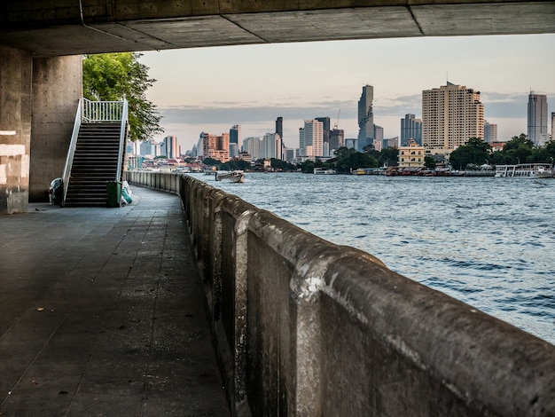 Foto debaixo da ponte.