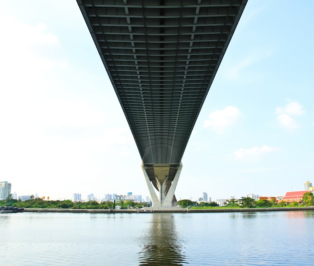 Debajo del puente colgante de la carretera de circunvalación industrial