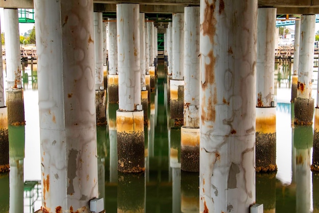 Foto debajo de un puente levadizo sobre una bahía