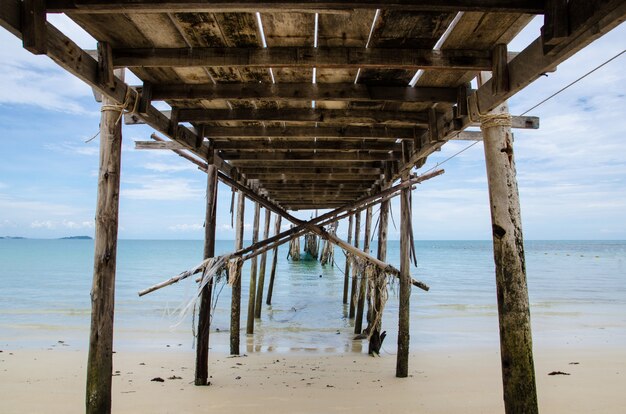 Debajo del viejo puente en la playa