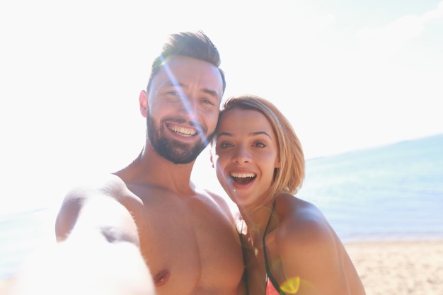 Foto debajo de la vista de una pareja divirtiéndose mientras corre por el mar