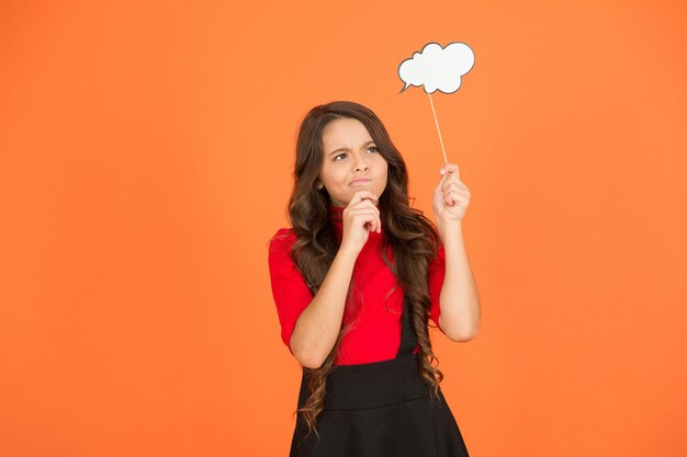 Debate. Pensamento de comunicação e tomada de decisão. Leia seus pensamentos. Criança mostra bolha de sinal. Menina segurar o espaço vazio da cópia da bolha do discurso. Conceito de bolha de texto. Memórias de infância. Balão de fala.