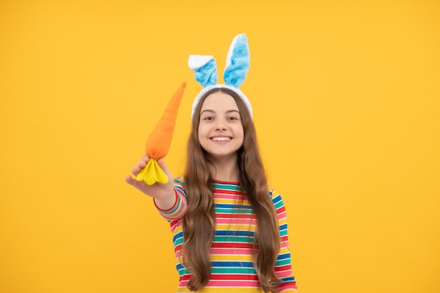 Deberías probar esto simplemente divirtiéndote infancia feliz niño conejito alegre con zanahoria felices vacaciones de pascua niño divertido sostener zanahoria chica adolescente usar orejas de conejo cazar conejito de pascua