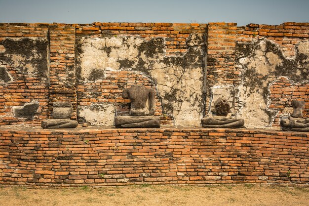 Decaimento de Buda, ruínas de Tailândia e antiguidades no parque histórico de Ayutthaya