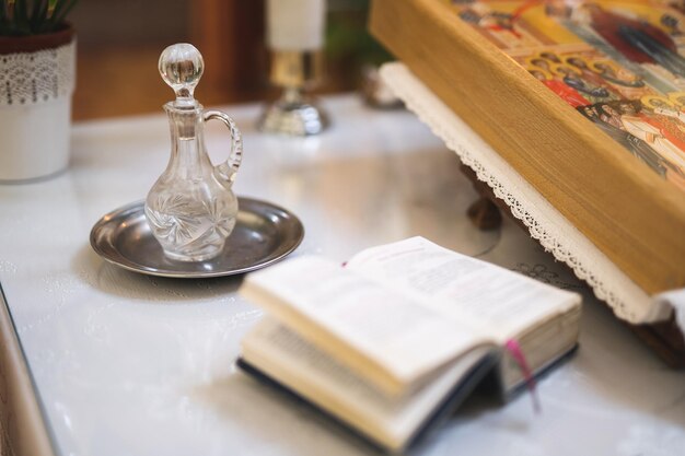 decantador con agua bendita de un sacerdote en una iglesia ortodoxa ucraniana