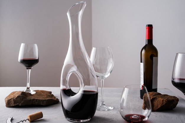 Foto decantador e copo de vinho na mesa