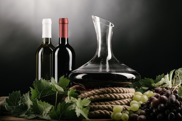 Decantador de vino botella vaso de vino tinto y uvas