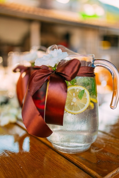 Decantadores con limonada de frutas en la mesa de la boda