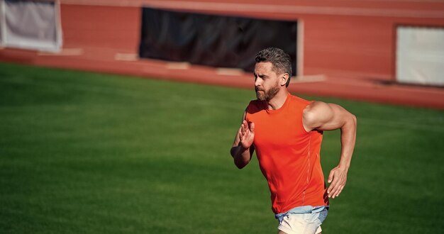 Decidido a ganar, el atleta deportivo corre rápido para ganar el éxito del entrenador de velocistas de fitness en la resistencia de la pista de atletismo del estadio y el corredor de resistencia en el desafío de la pista de carreras y la velocidad de maratón de competencia