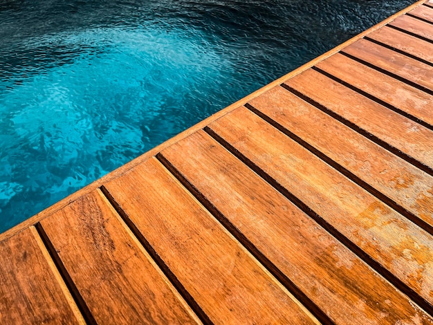 Deck de madera junto a la piscina en primer plano para el fondo