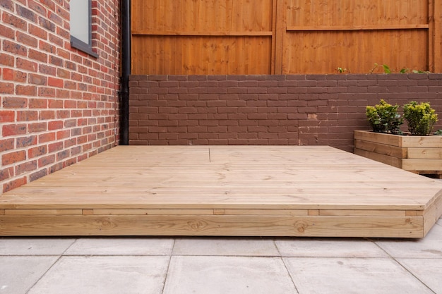 Deck de madera recién construido en jardín trasero.