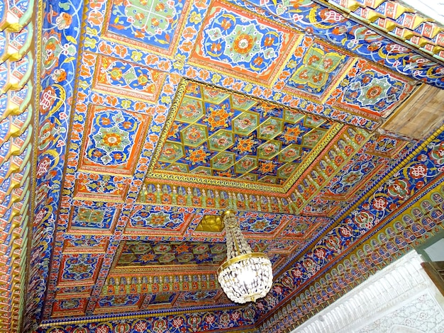 Decke mit floralen und geometrischen Mustern in Buchara