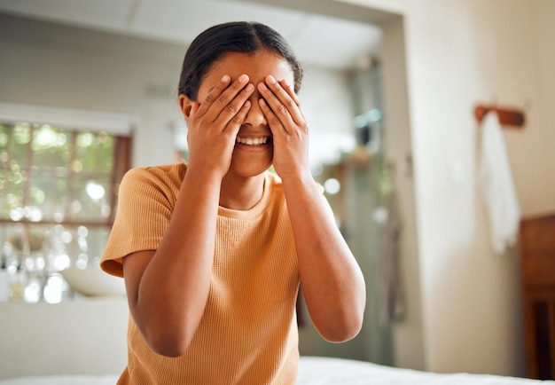 Decken Sie die Augenpflege und das Kind im Badezimmer ab, um das Gesicht zu reinigen, Wellness und Hygiene