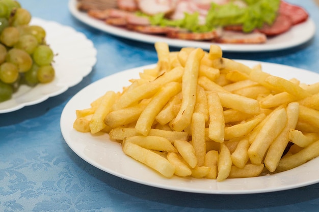 Decken Sie im Restaurant verschiedene Gerichte auf einer blauen Tischdecke