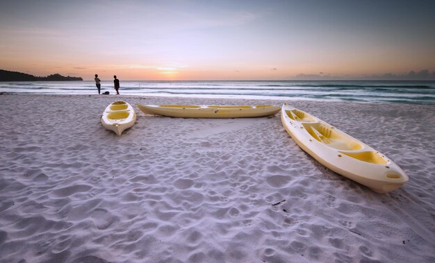 Foto deckstühle am strand gegen den himmel bei sonnenuntergang
