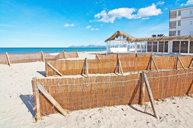 Deckstühle am Strand gegen den Himmel