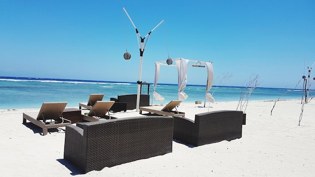 Foto deckstühle am strand gegen den klaren blauen himmel