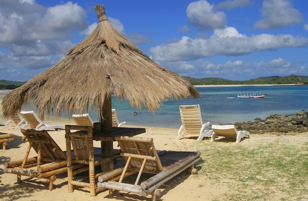 Foto deckstühle mit blick auf das ruhige blaue meer