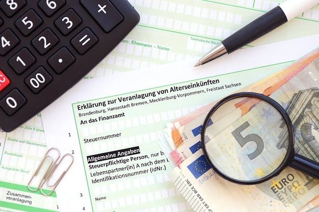 Declaración alemana sobre la evaluación de los ingresos de jubilación con calculadora y dinero europeo de cerca El concepto de impuestos y papeleo contable Alemania