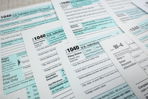 Declaración de impuestos sobre la renta individual 1040 en blanco en el escritorio