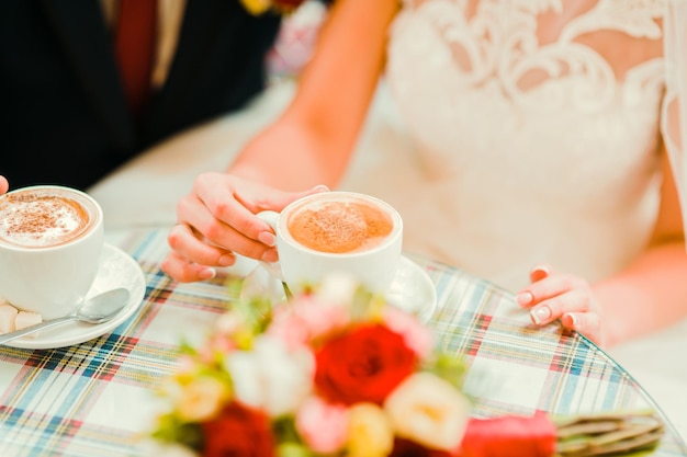 Foto declarações de amor tocando as mãos