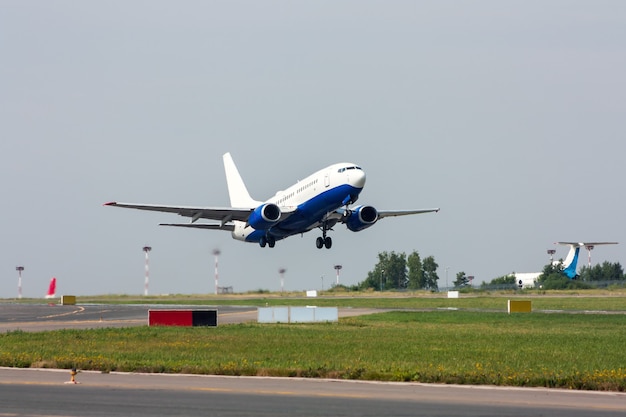 Decolando do avião de passageiros